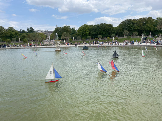 Sailing toy boats in the Luxembourg Gardens is the great way to spend an afternoon with kids in Paris